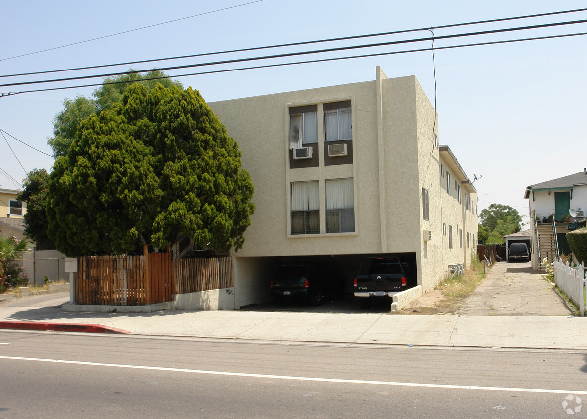 Building Photo - 7012 Woodley Ave
