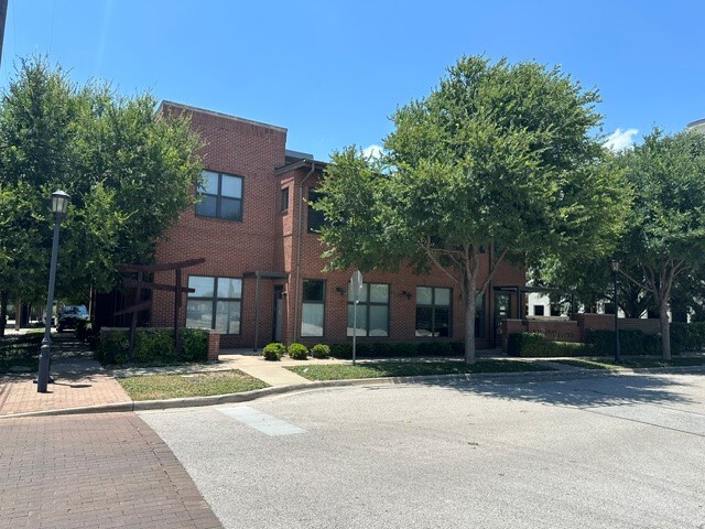 Building Photo - 1460 W Oleander St