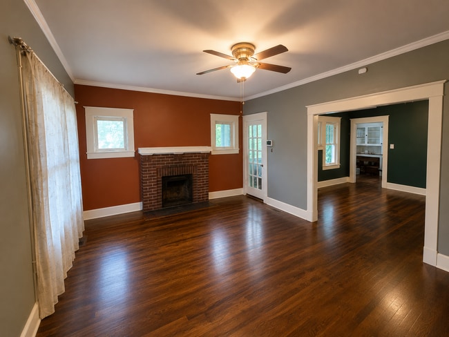 Frontroom / Parlor - 715 Douglas St