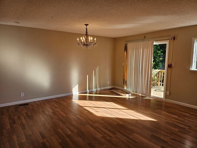 Building Photo - 4 Bedroom 2 Bath South San Francisco