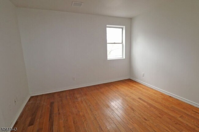 Building Photo - 524 Mulberry St