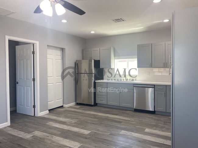 Photo - 257 E Oakland St House