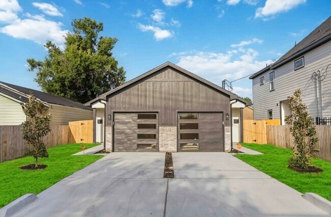 Building Photo - 5313 Bacher St