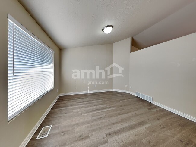 Foto del edificio - 96 N 1660 W