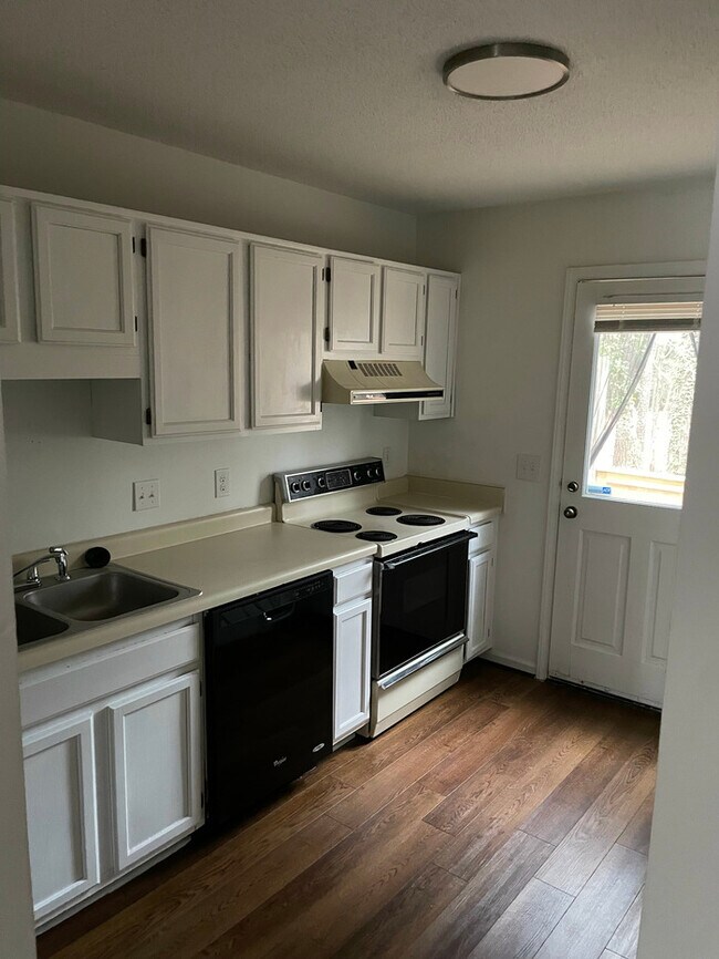Foto del edificio - Beautiful Townhome in Cary's Kildaire Farms