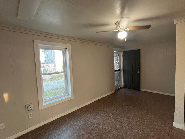 Foto del edificio - FIRST FLOOR UNIT BILLS PAID!