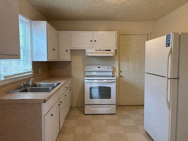 Building Photo - COMING SOON - 3 Bedroom, 1 Bathroom House in High Point!