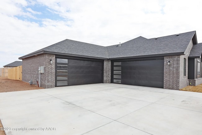 Building Photo - 504 Country Club Dr