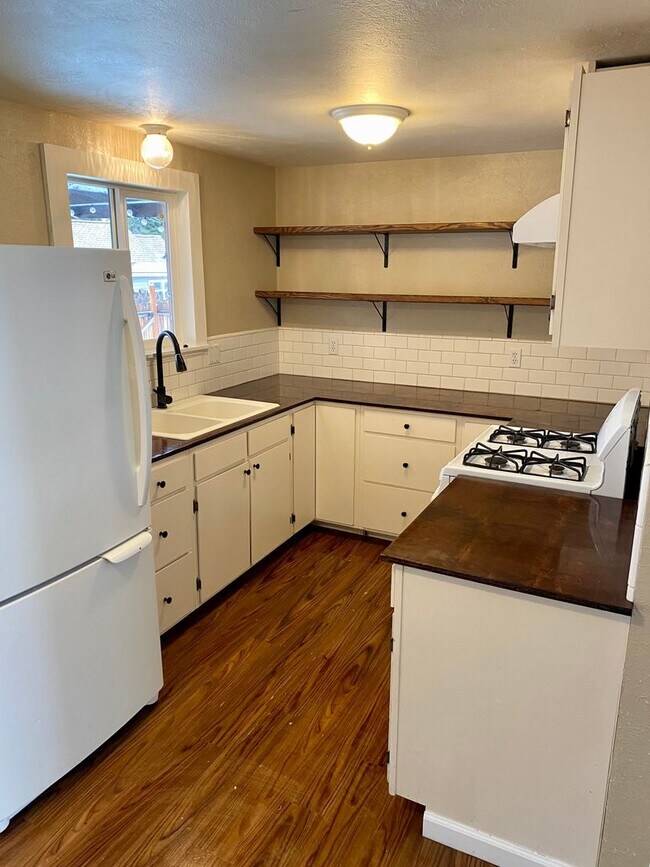 Building Photo - 2 Bed 1 Bath Duplex with Garage, Patio and...