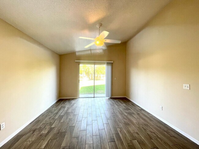 Building Photo - GREAT HOME 4/2 IN ASHINGTON PARK IN EAST O...