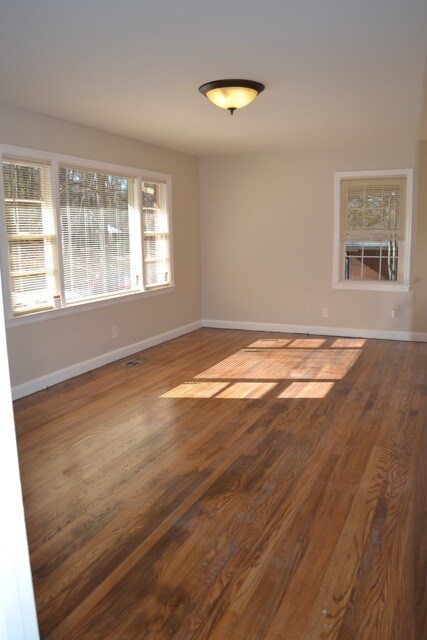 Building Photo - 3023 Clifton Rd SE