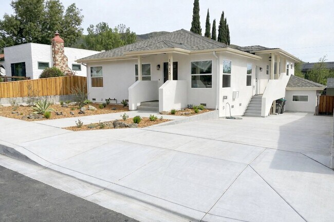 Building Photo - 1615 Phillips Ln