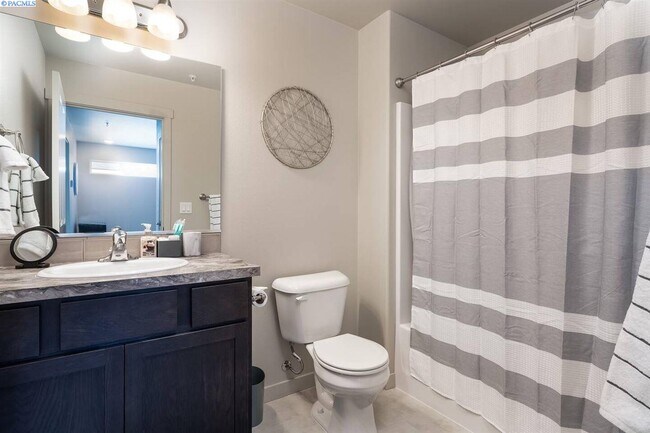 Foto del edificio - Newer 2 story Townhouse!
