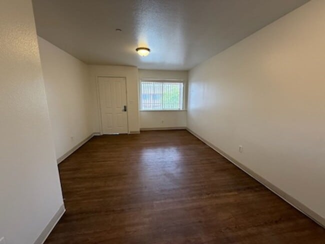 Building Photo - Upstairs 2 Bedroom Apartment