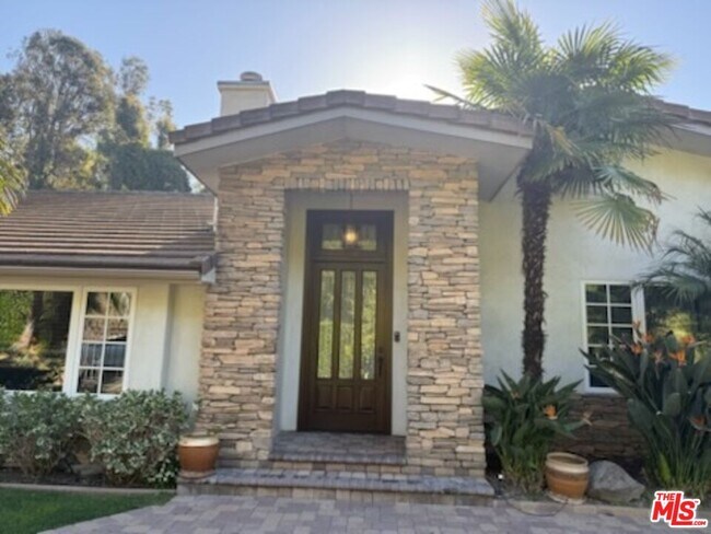 Building Photo - 1148 San Ysidro Dr