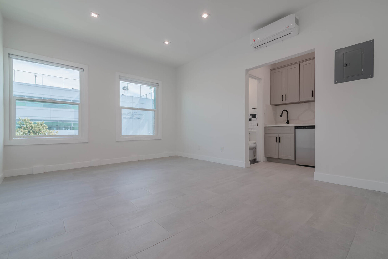 Foto principal - 7350 Beverly Blvd