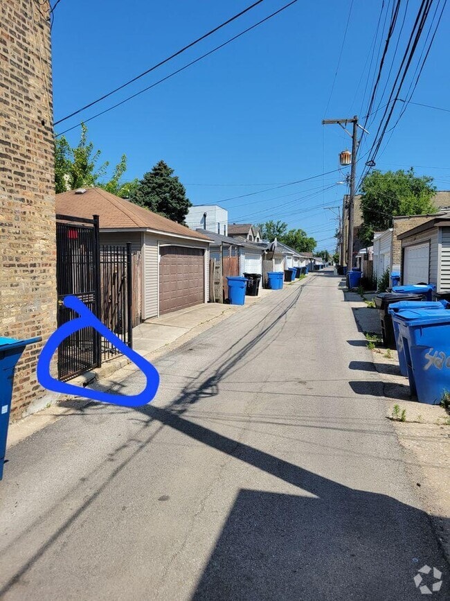 Building Photo - 3050 W Berteau Ave
