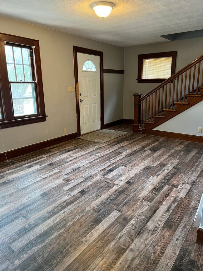 Building Photo - 3 bedroom/1 bath house