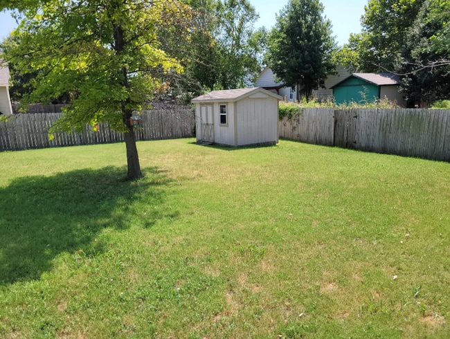 Building Photo - Secluded 3 Bedroom 2 Bathroom!