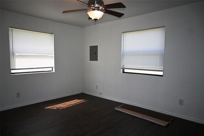 Foto del edificio - 408 E 9th St
