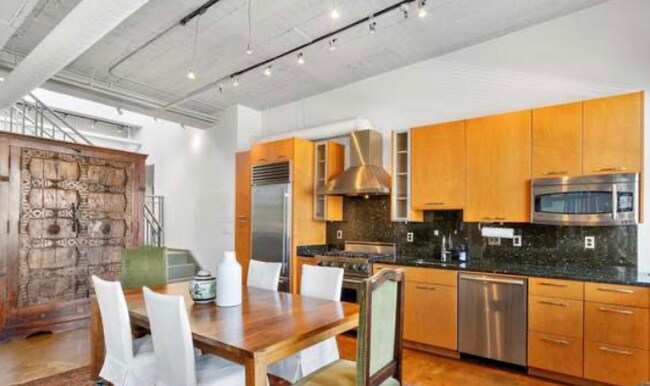Building Photo - 916 G St
