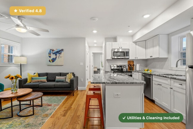 Foto del edificio - Furnished Bedroom with Private Bath in Cha...