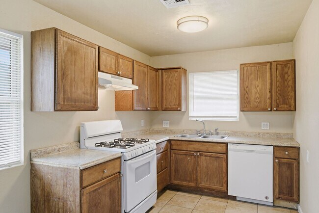 Building Photo - 3 bed, 2 bath home in Bethany, OK