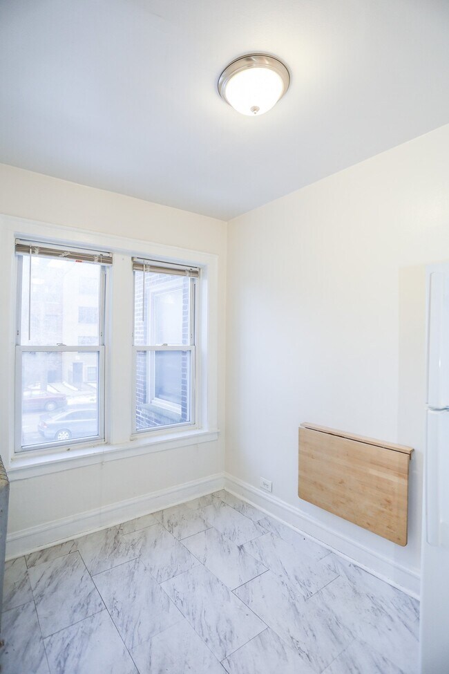 Foto del edificio - 5051 N Glenwood Ave