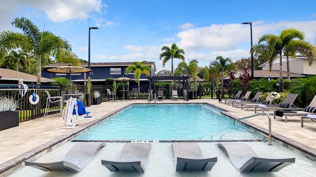 Escape del calor y relájese en nuestra resplandeciente piscina. - Slate Luxury Apartments