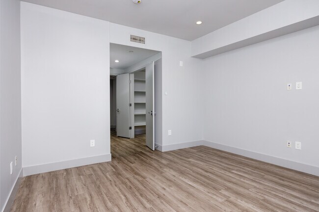 Foto del edificio - 11048 W Olympic Blvd