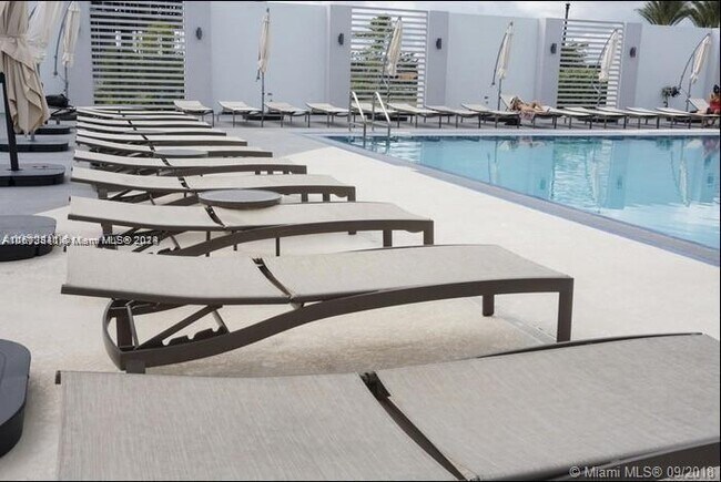 Foto del edificio - 15051 Royal Oaks Ln