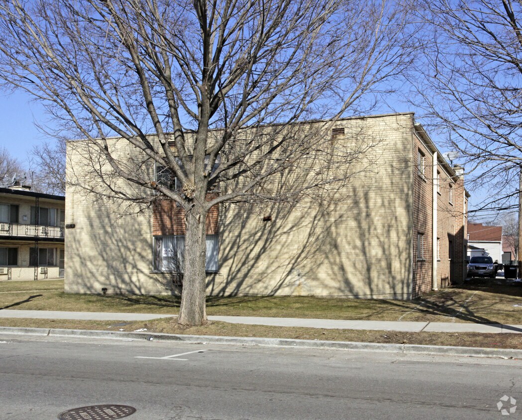 Building Photo - 1720 W Devon Ave