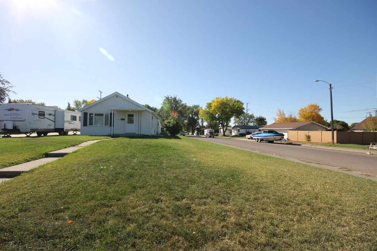Primary Photo - Sunnyside single family home with oversize...