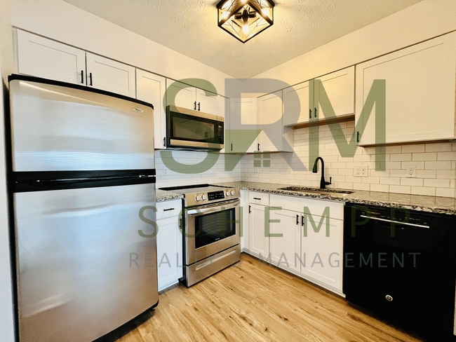Building Photo - Remodeled one bedroom condo off Gardiner Lane with laundry and pool access!