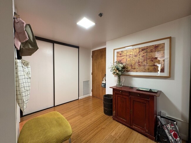 Building Photo - Beautiful 2-Bedroom Corner Condo in Downtown Palo Alto
