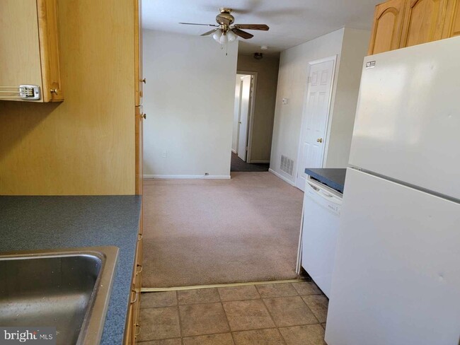 Building Photo - 9810 Hilltop Dr