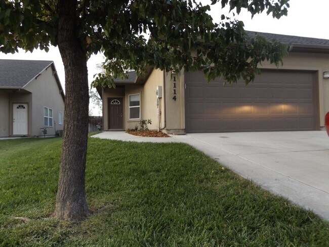 Foto del edificio - Spacious 3 Bedroom, 2 Bathroom Duplex with Two Car Garage and Fenced Yard!