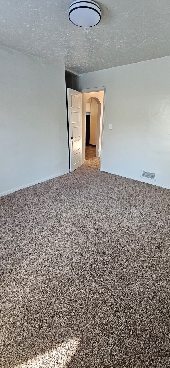 Building Photo - 701 E 200 N