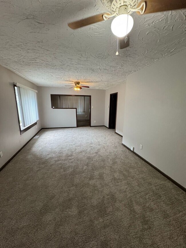 Building Photo - Southeast Side - 2 Bedroom home