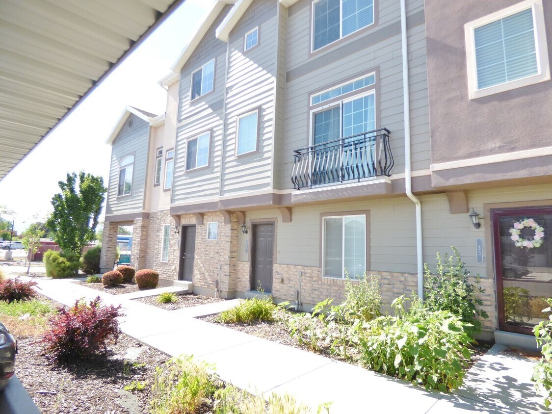 Primary Photo - 3 Bd 3.5 Bath 2 Car Garage Townhome in Sandy