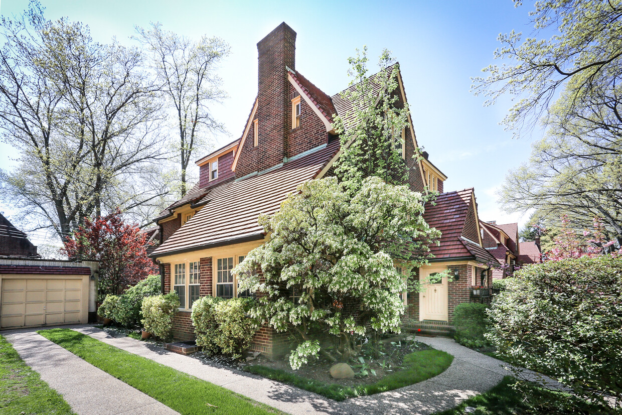 Primary Photo - 161 Greenway S