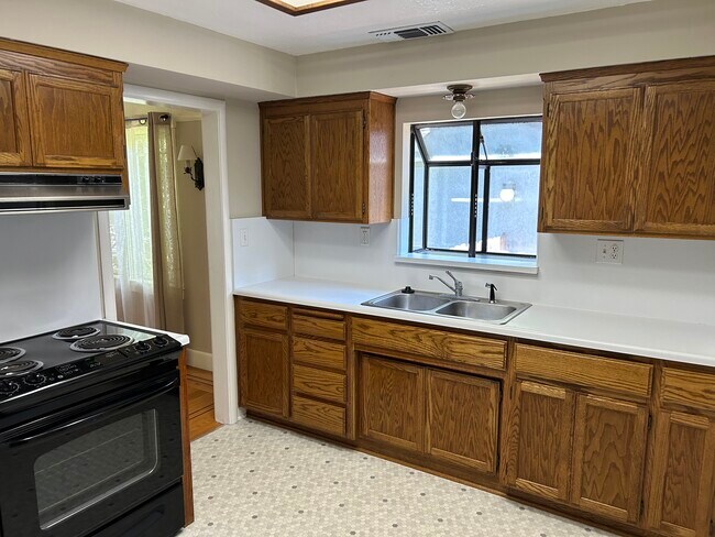 Building Photo - 1802 Caramay Way
