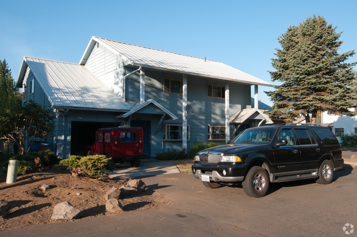 Primary Photo - 14309-14423 NE 30th St