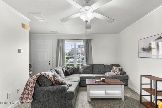 Foto del edificio - 100 Ashwood Dr