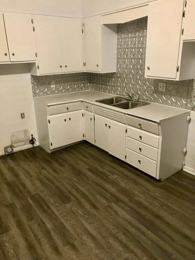 Building Photo - 143 Park St