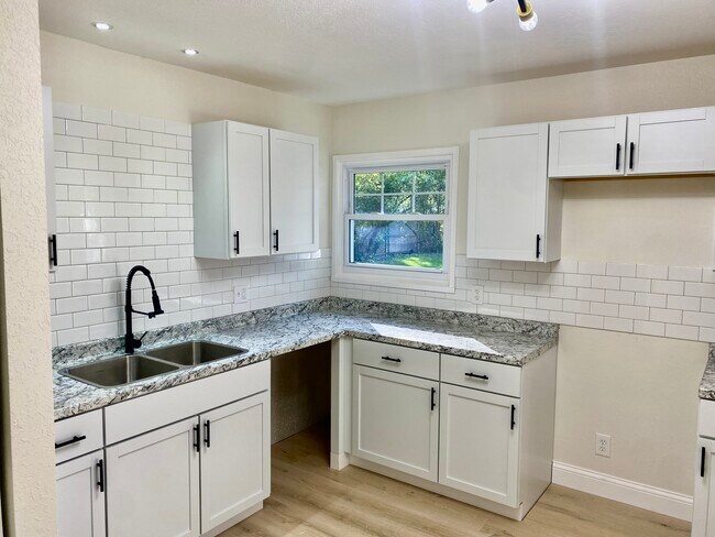 Building Photo - 6035 Fairhaven Dr