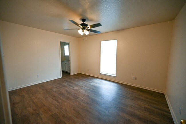 Foto del edificio - 506 Valleyridge Ct