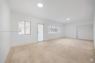 Building Photo - 1100 Venetian Way