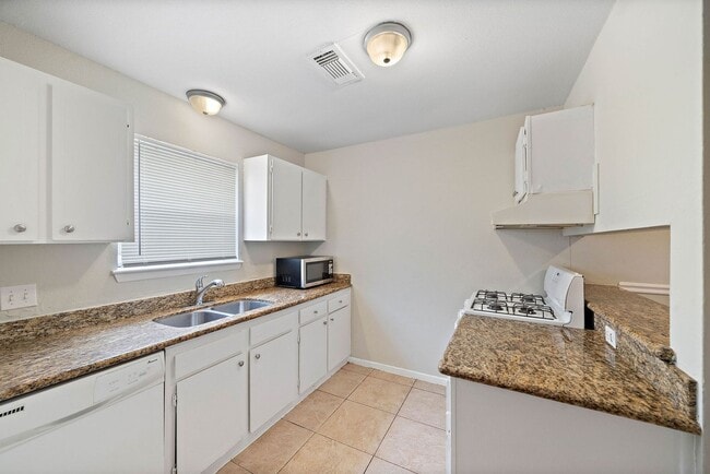 Building Photo - Spacious 3-Bedroom, 2-Bath Home with Moder...