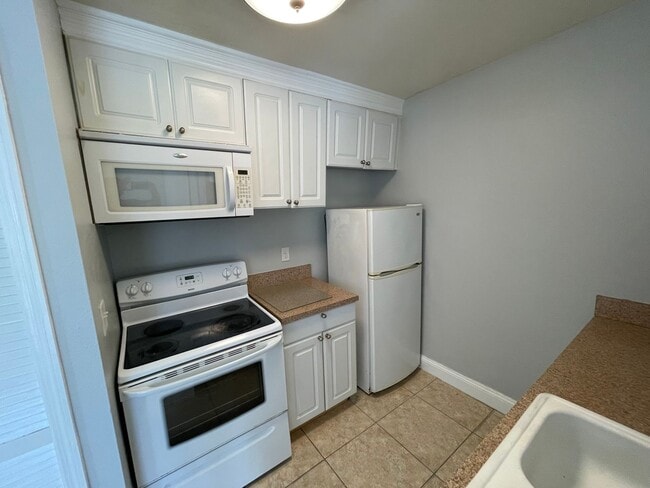 Foto del edificio - ANNUAL RENTAL - 1ST FLOOR 1 BED/ 1 BATH CO...